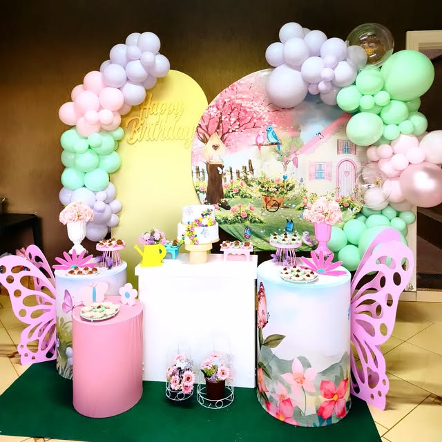Decoração Limkids com jardim encantado, borboletas e balões em tons pastel